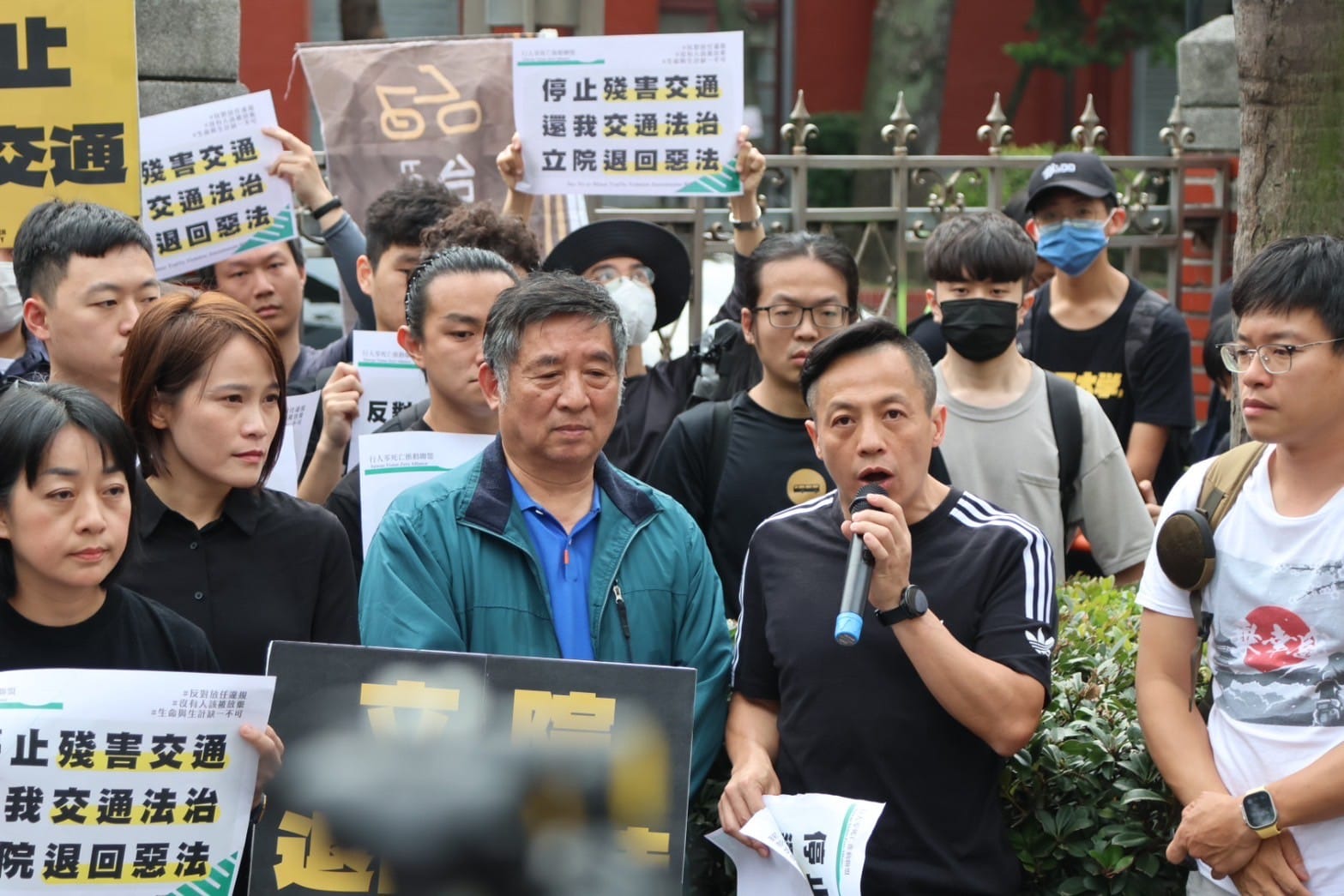 李明賢 -阿賢之聲 - 阿賢上午參加行人零死亡推動聯盟發起《全台快閃... | Facebook