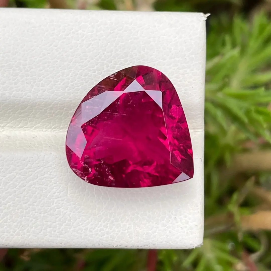 Enhance your jewelry collection with this stunning natural green ...