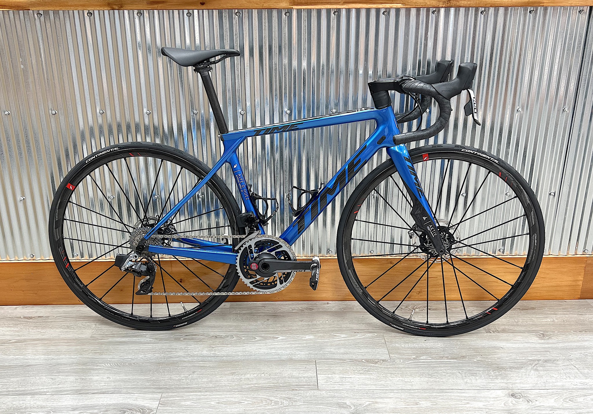 Customized Izon Aktiv bike with high-end components