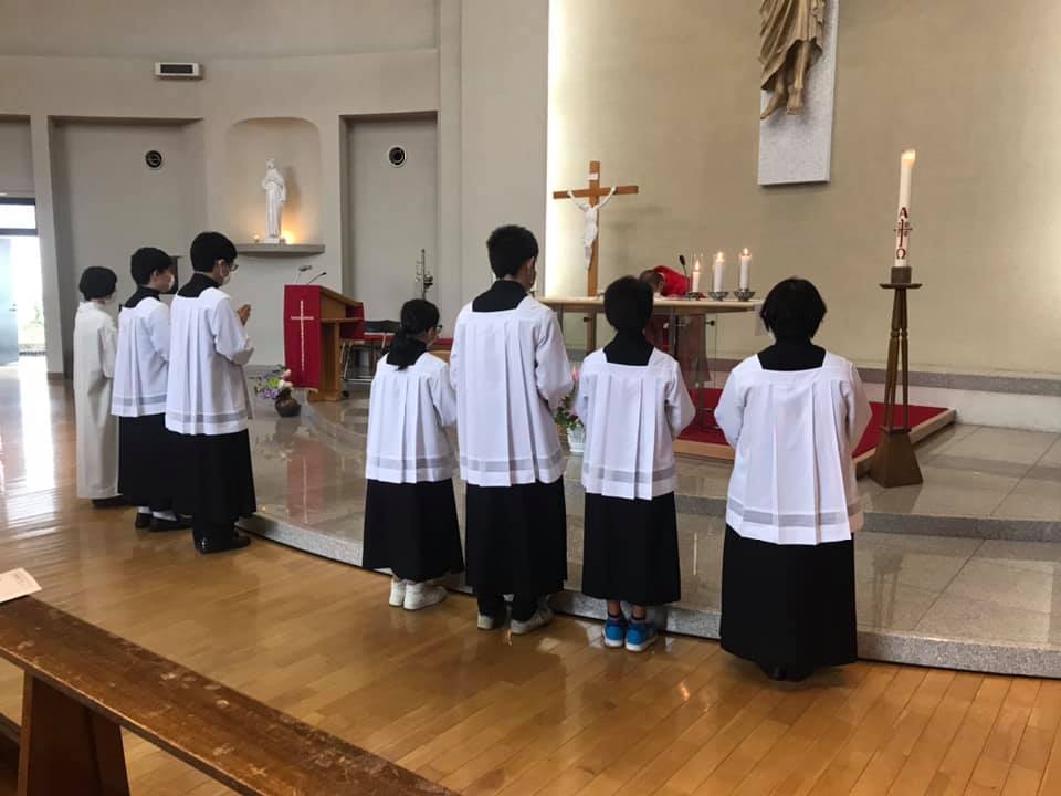 3月に叙階された久保神父様から侍者服をいただきました 岡山カトリック教会 教会学校 こひつじ会 Facebook
