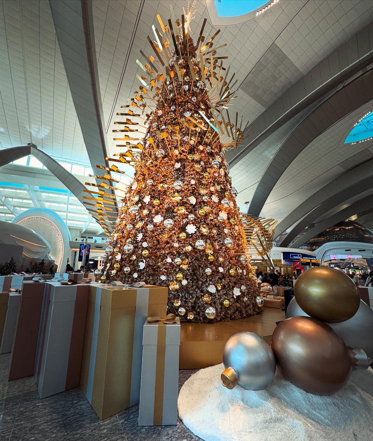 アブダビ空港でのトランジットで大きなクリスマスツリーに迎えられる