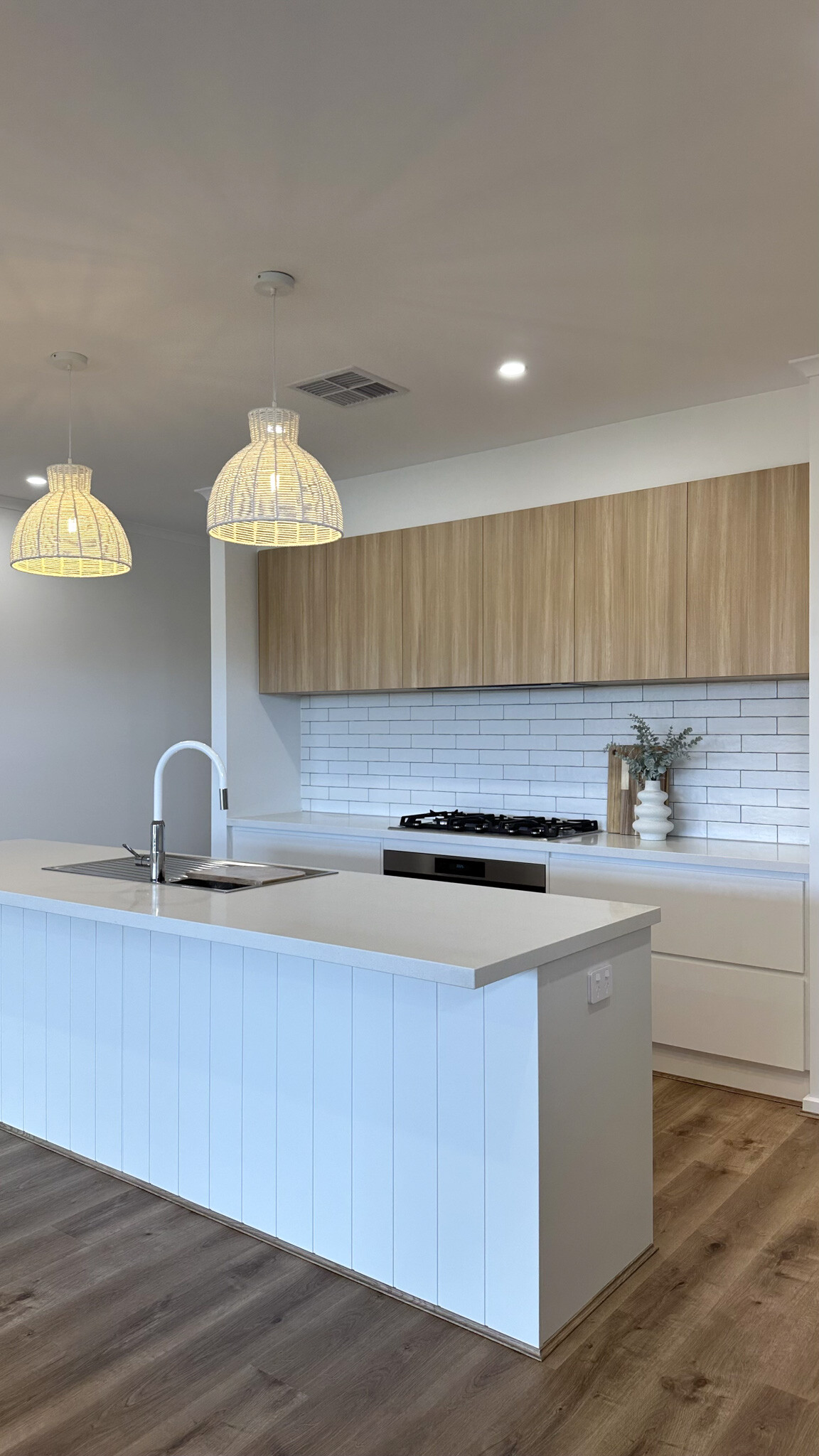 Stunning Modern Kitchen Design In Polytec Natural 967x731