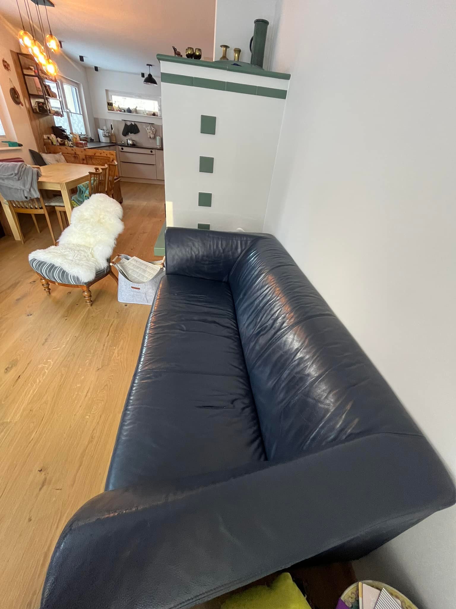 Verschenken gebrauchte, aber unbeschädigte Ledercouch! Maße außen B 200 x T 90, Sitzfläche B 150 x T 50. Selbstabholung. Bei Interesse bitte PN