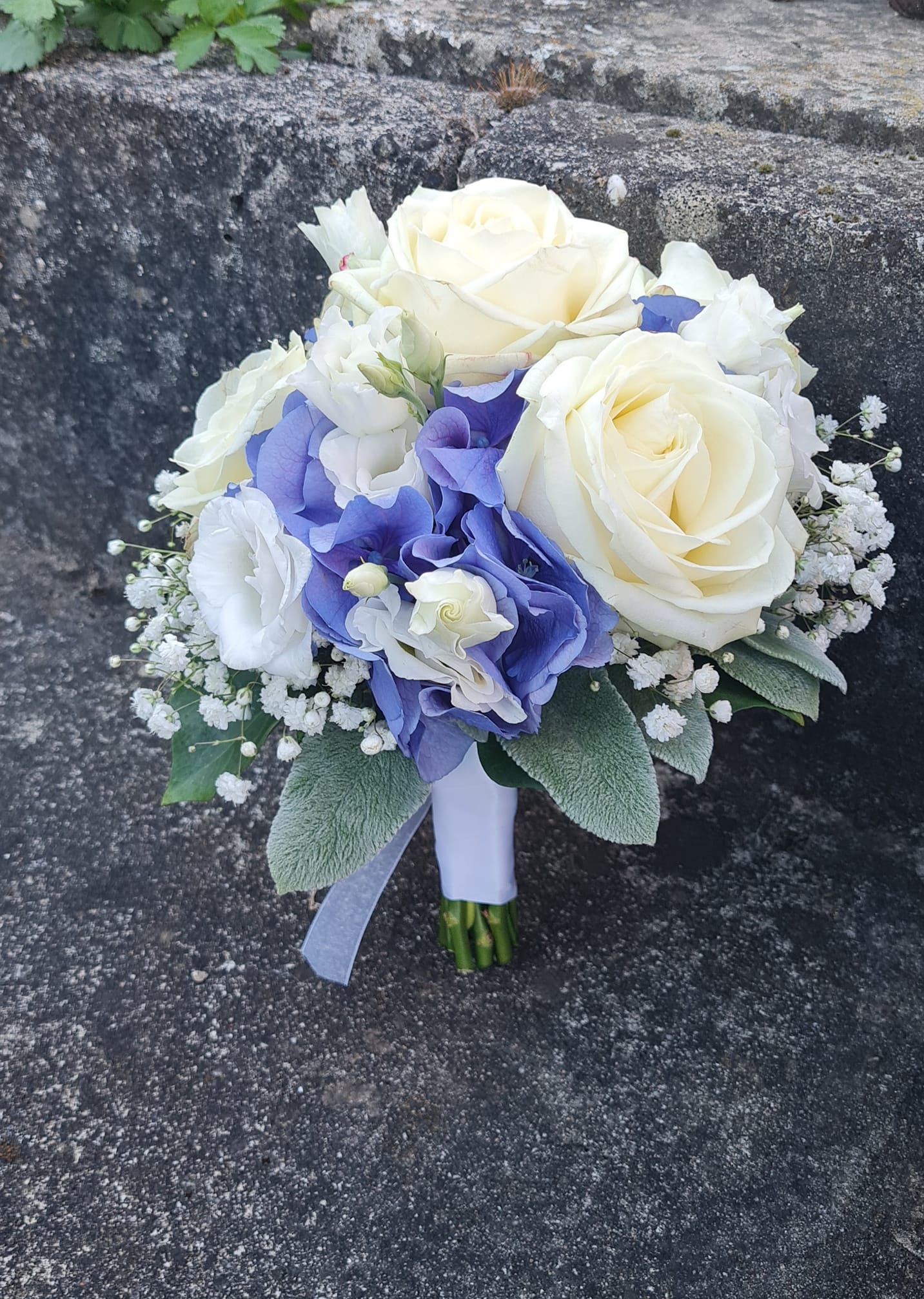 Standesamtliche Trauung in blau-weiß. Herzlichen Glückwunsch dem Brautpaar und alles Gute für die Zukunft 💍🤍 . . . #brautundblume #döffingen # brautstrauß #weddingtime #stuttgart #weilderstadt #sindelf