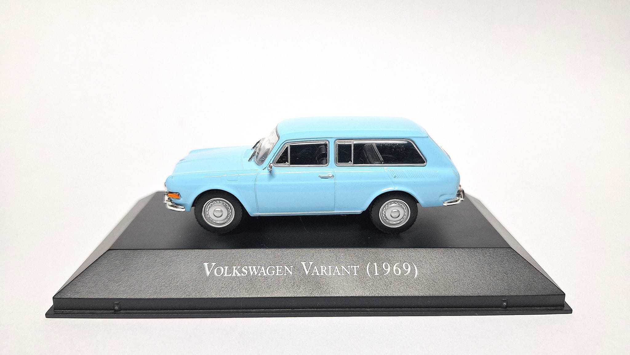 VW Variant 1600 1969-1974 Minichamps.