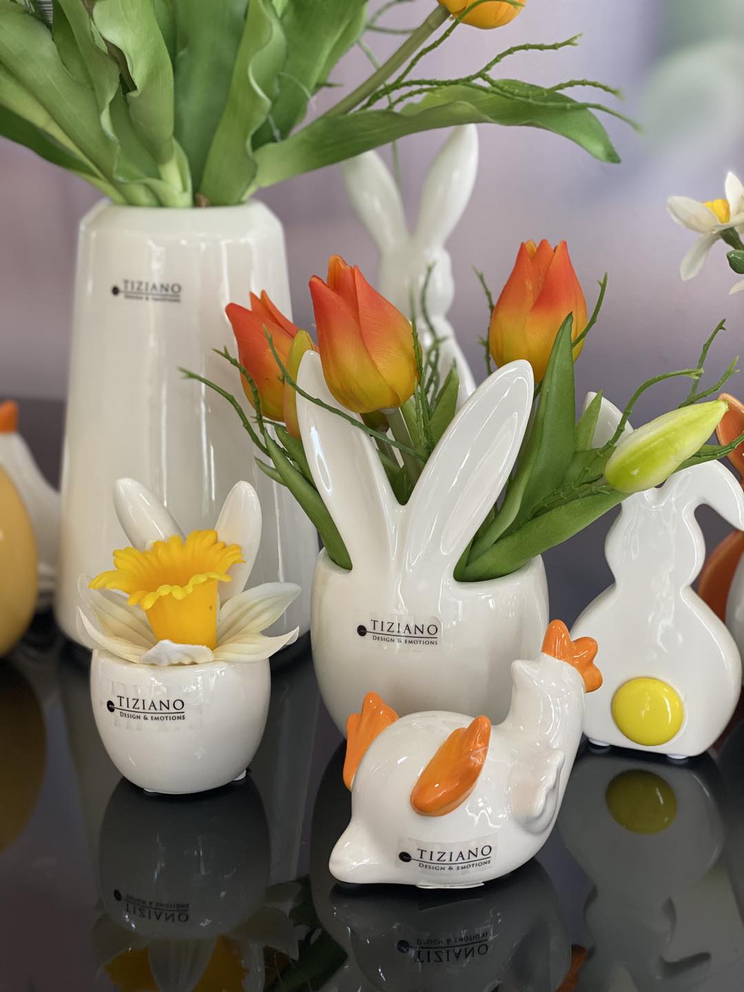 🌷🐣 Frühlingsfrische Ostergrüße! 🐣🌷 Mit den ersten warmen Sonnenstrahlen zieht auch der Frühling bei uns ein. 🌼 Leuchtende Tulpen, zarte Blüten und liebevolle Osterfiguren bringen frische Farben und gute Laune ins Zuhause