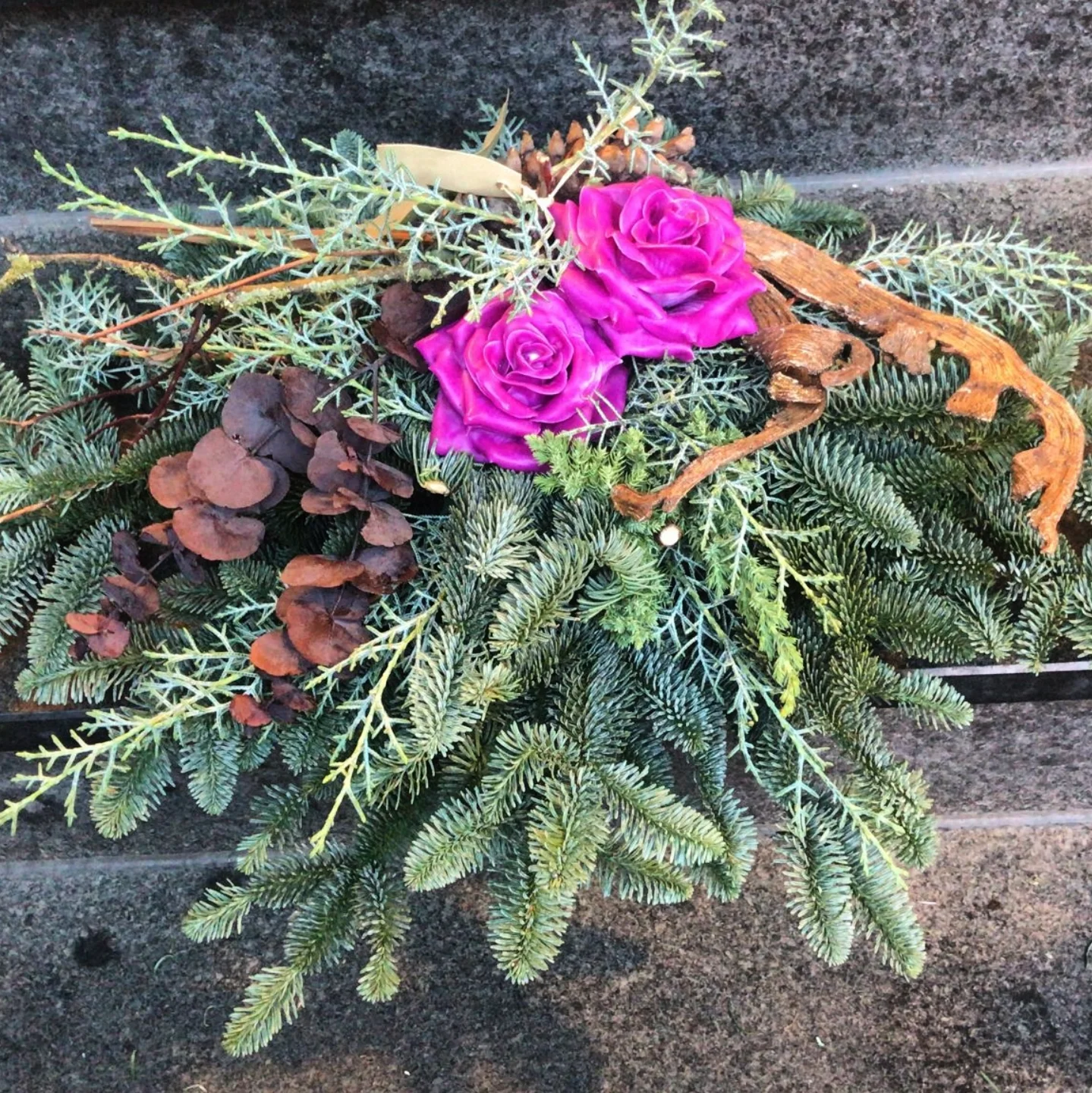 Speziell zu Allerheiligen und zum Totengedenken bieten wir euch ganz individuelle und ausgefallene Grabgestecke. #allerheiligen#gedenken#trauer# grabgestecke#grabschmuck#grabgestaltung#floristik#trau