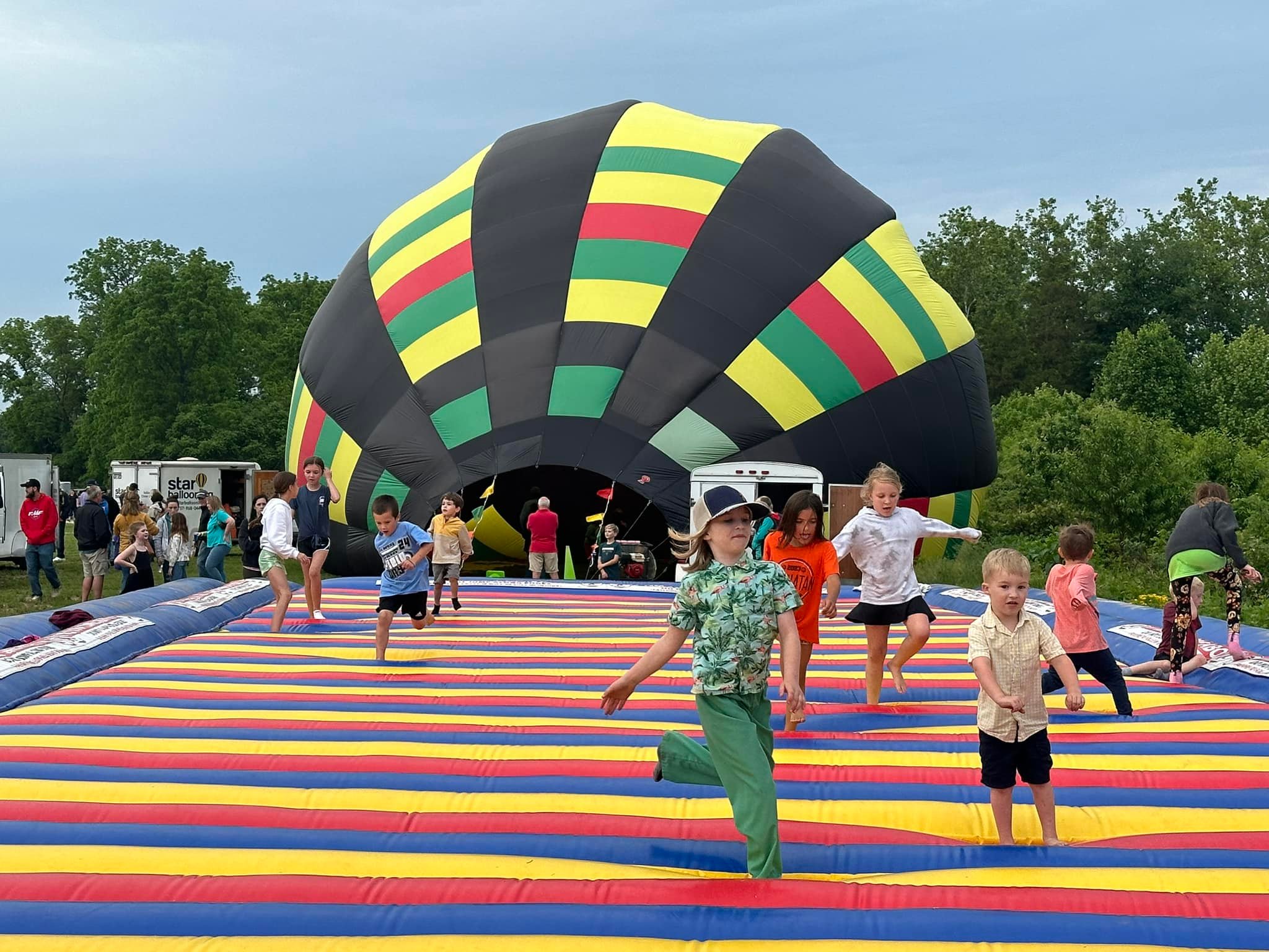 What's the experience like at Wind Vineyards' balloon festival?