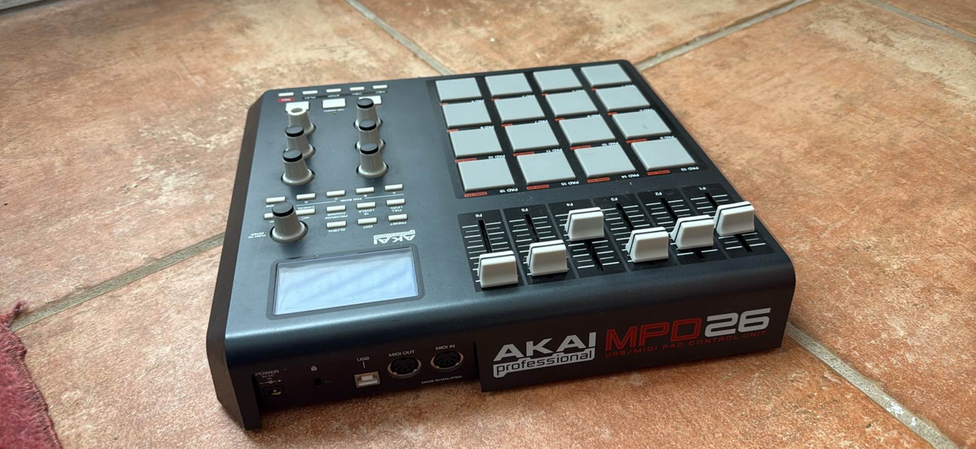 Akai MPD26 MIDI Drum Pad Controller – Excellent Condition - Pro Audio ...