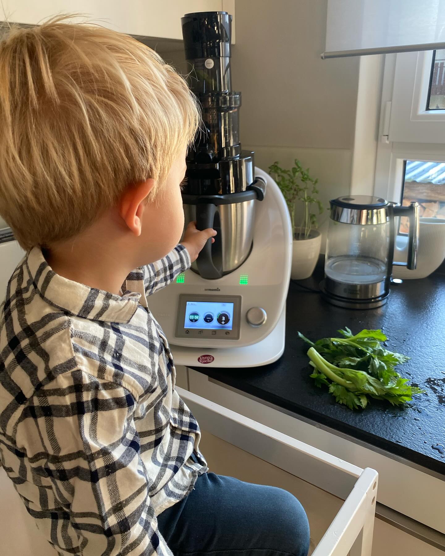Werbung) unser Familien-Wochenendritual: frische Säfte mit dem SaftPRO Slowjuicer für den Thermomix® von @leckerhelfer 😍 🥝🍎🍊🍋🍉🫐🍑🍓🥒 #saftpro #säfte #slowjuicer #mekeko #leckerhelfer #vanyskueche #schnelleküche #schnellerezepte #foodblog