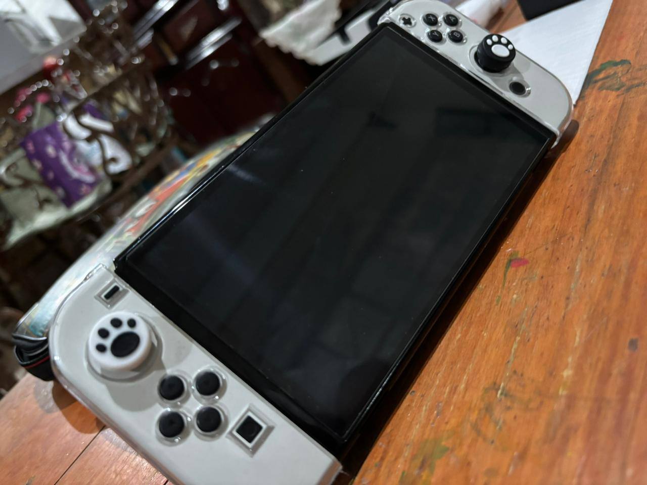 Tiene todos sus accesorios y cables y cosas extras