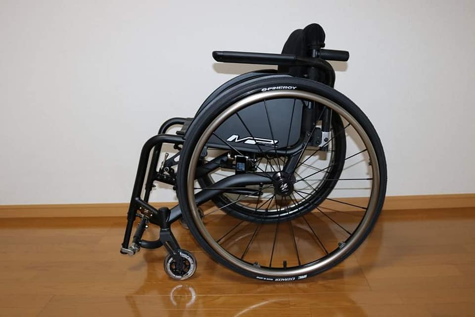 車いす スピナジーホイール『CARBON BLADE』25インチ ハンドリム黒