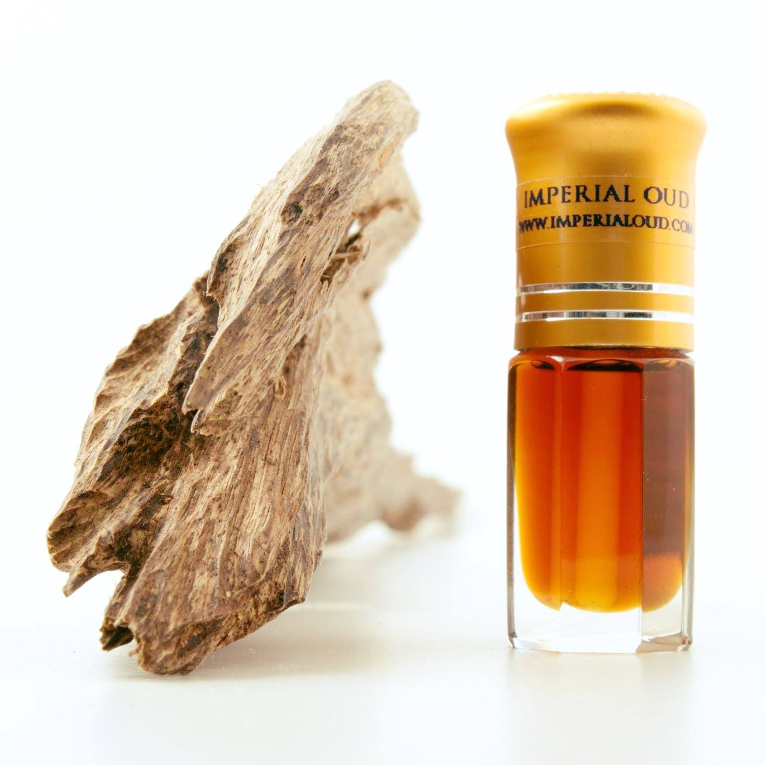 Sinking-grade Kynam agarwood, hand-cut into fine strips, rich in ...