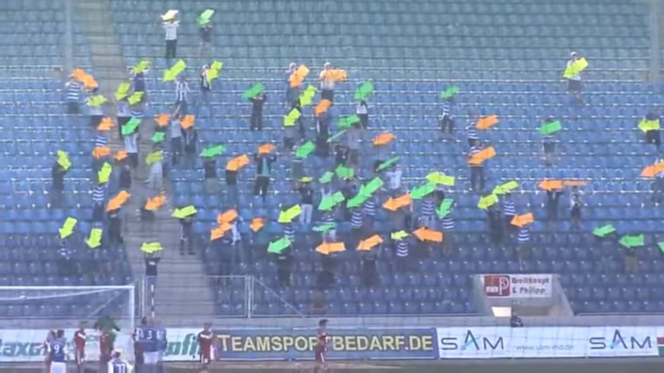 Football - 5 maçtır gol atamayan takımlarını protesto eden taraftarlar ...