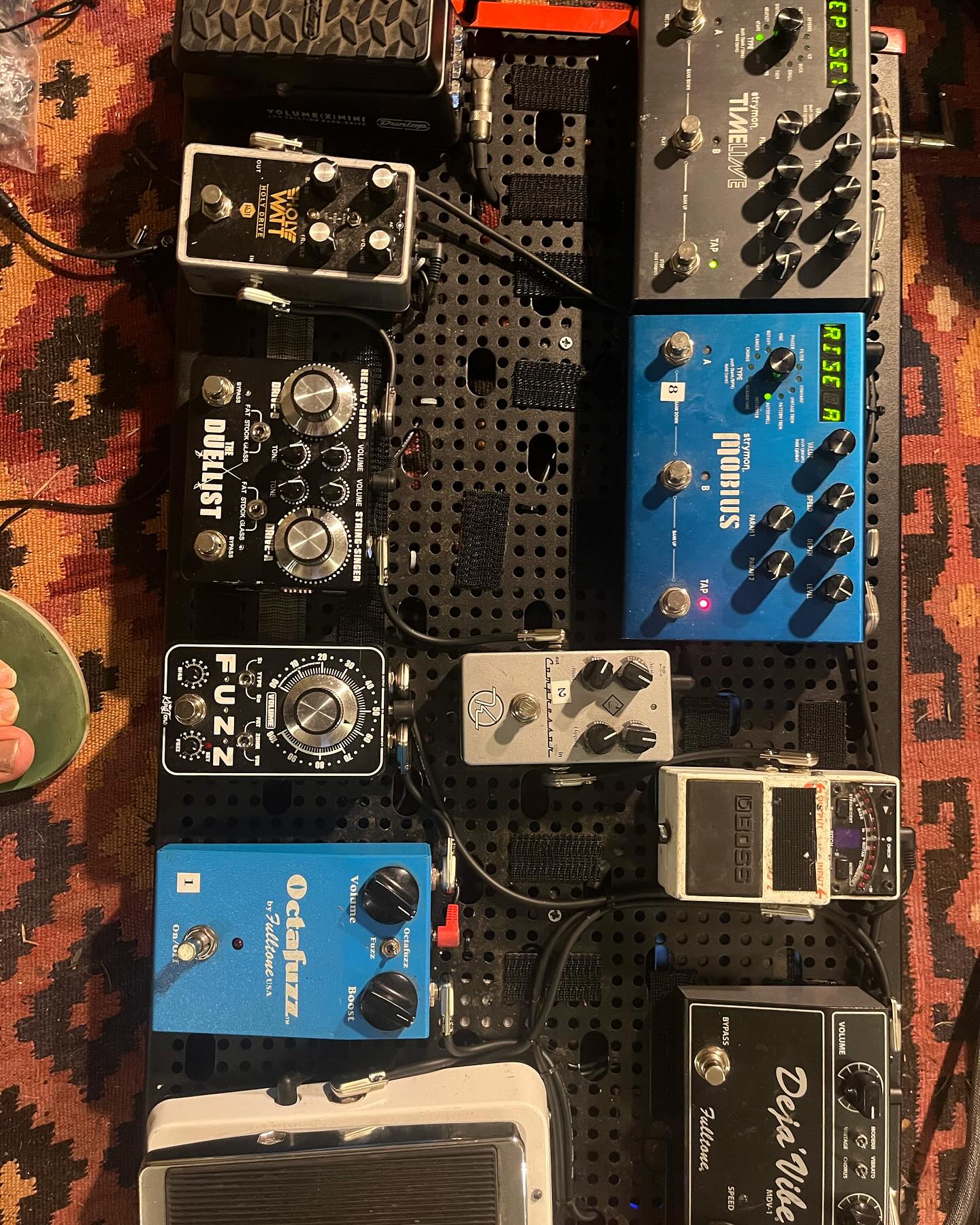 What are the pedals on King Buzzo's board?
