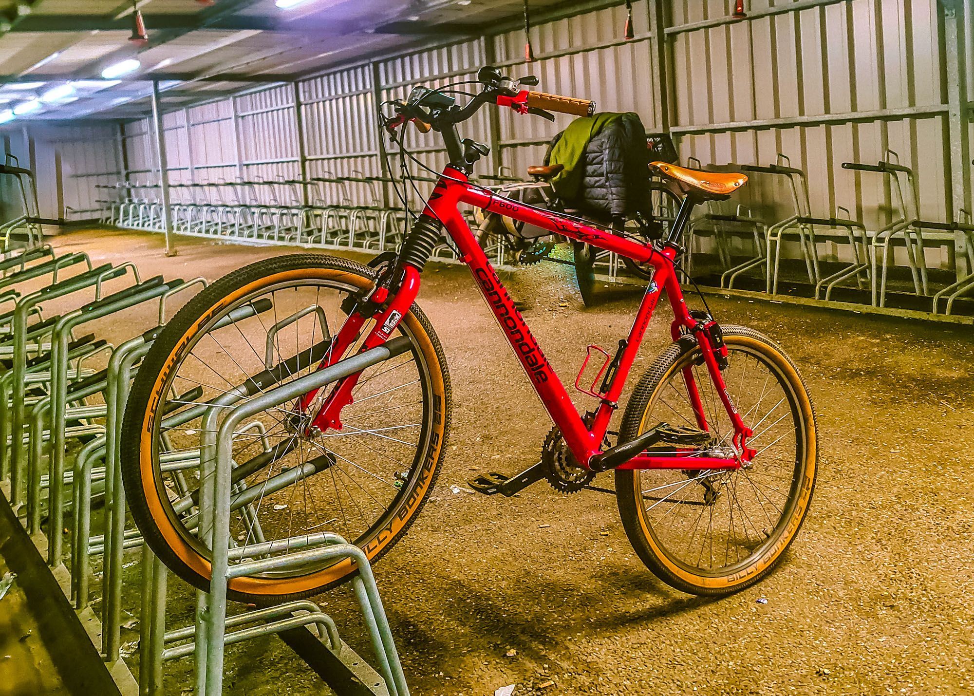 Cannondale F600 getting a black and red makeover