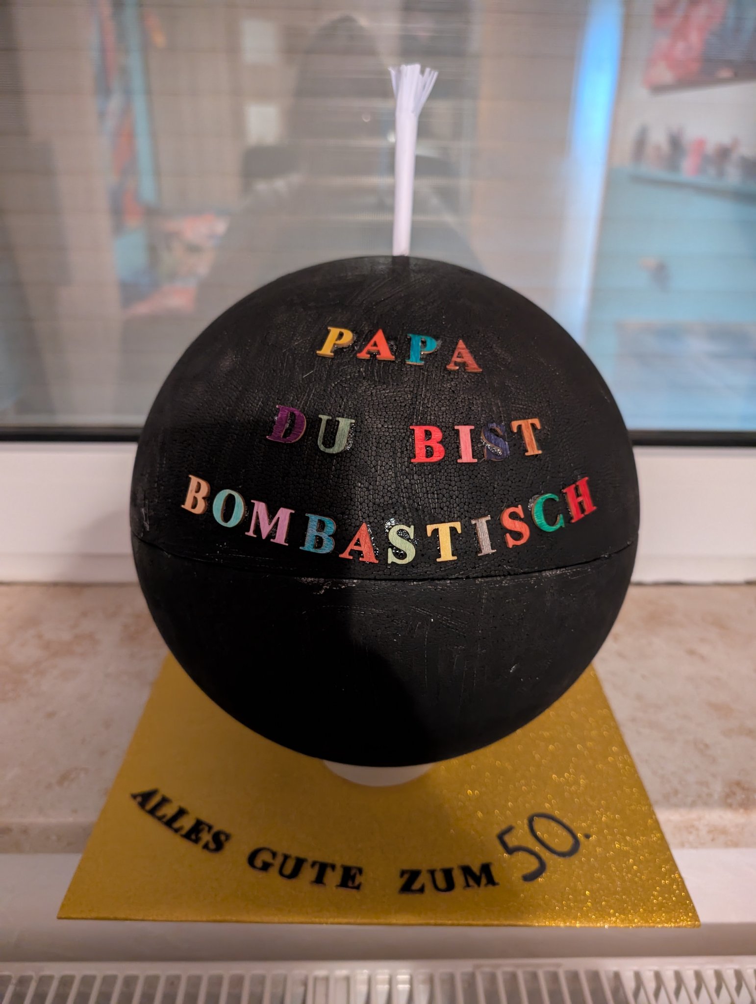 Ich hab auch wieder gebastelt, im Auftrag für meine Tochter das sie es ihrem Papa zum 50. Geburtstag schenken kann. Material 25 cm Styropor Kugel (Amazon) Holzbuchstaben (Tedi) Kleine Gummibärchen Tüt