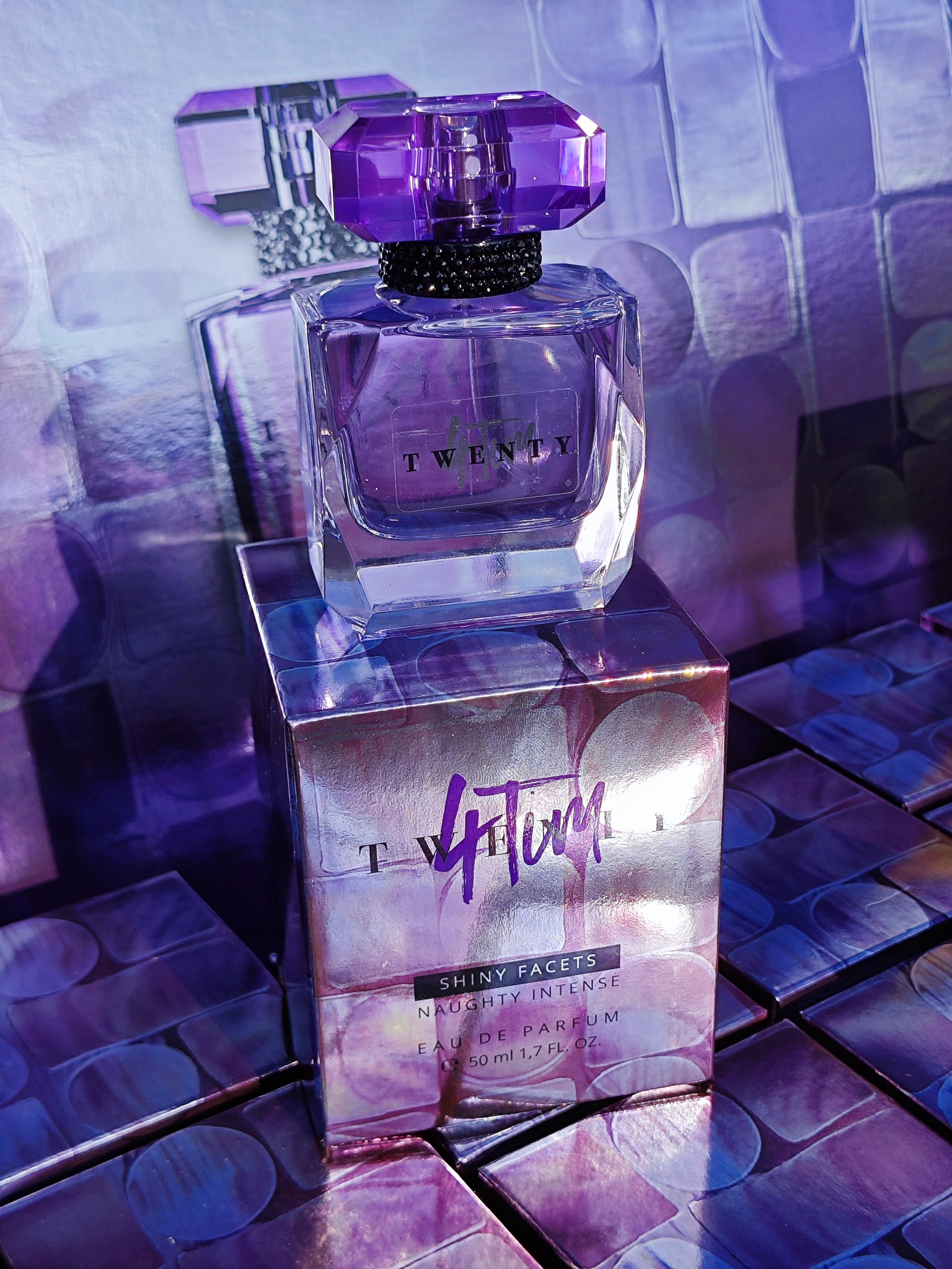 A little bit of confidence? Here it is: Das neue Parfüm von twenty4tim ist jetzt exklusiv bei uns erhältlich! 💜- Nicht nur der lila schimmernde Flacon mit schwarzen Strasssteinen strahlt wunderschön, sondern