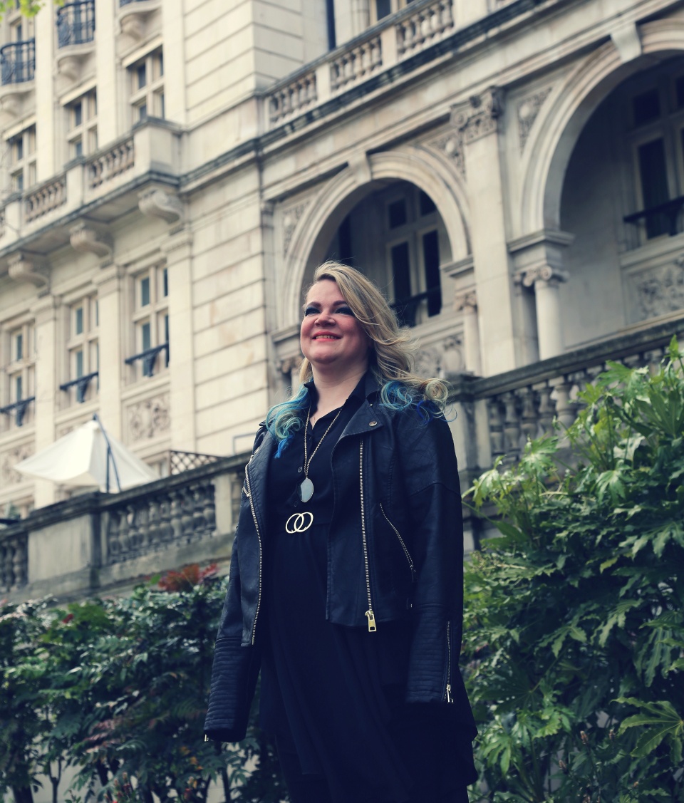 Resa Anna Singer/Songwriter - Alive is OUT NOW! Recorded at the amazing ...