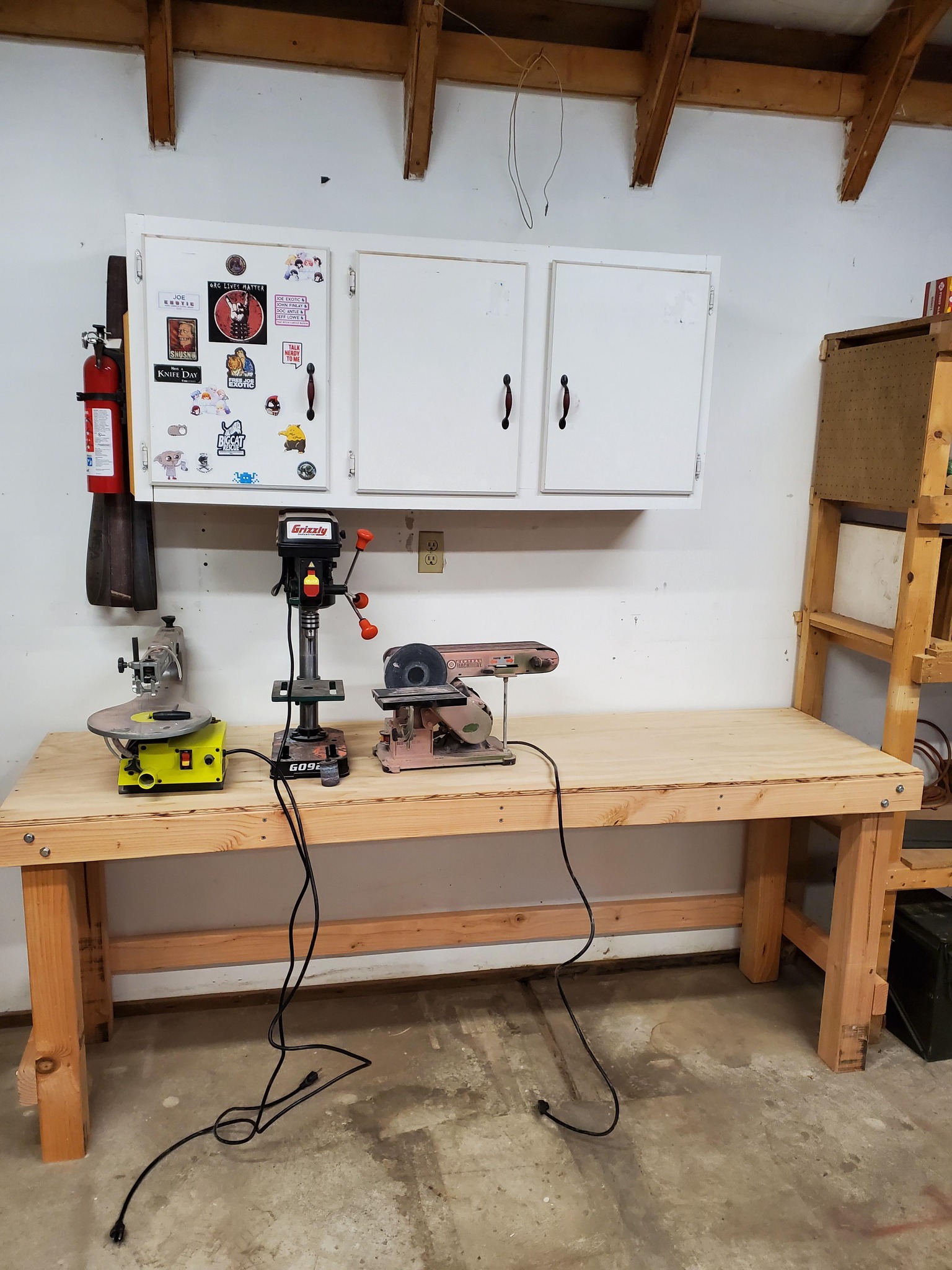 Awesome - This simple workbench with nice style was so easy to DIY in 2 ...