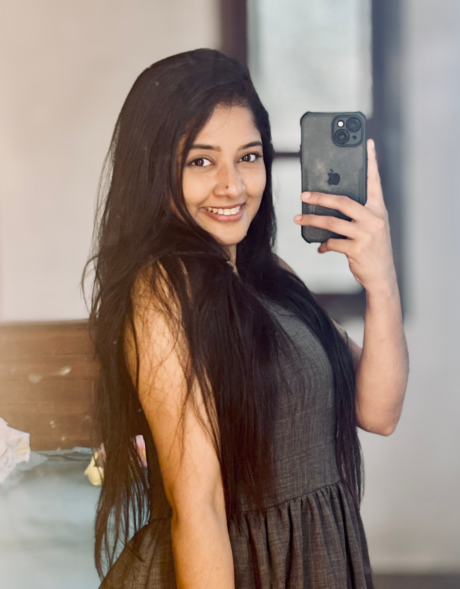 Hirushi - Self #hirushipereraoffcial #actress #smile #selfy #mirror # ...