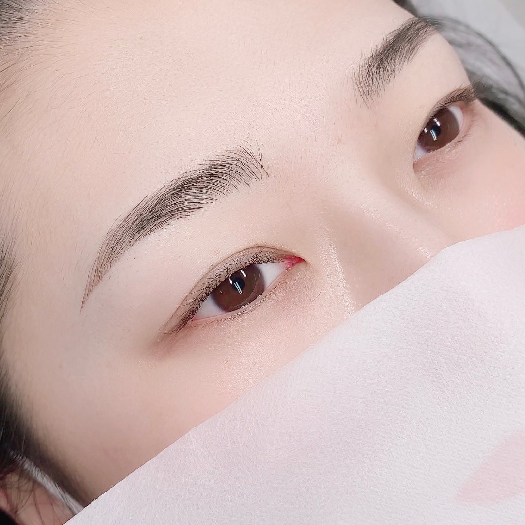 ო수주뷰티ო - 어떤게 털이고 어떤게 그린결인지 감쪽같죠 ⠀ 고객님의 눈썹모 결흐름에 맞춰 매끄럽게... | Facebook