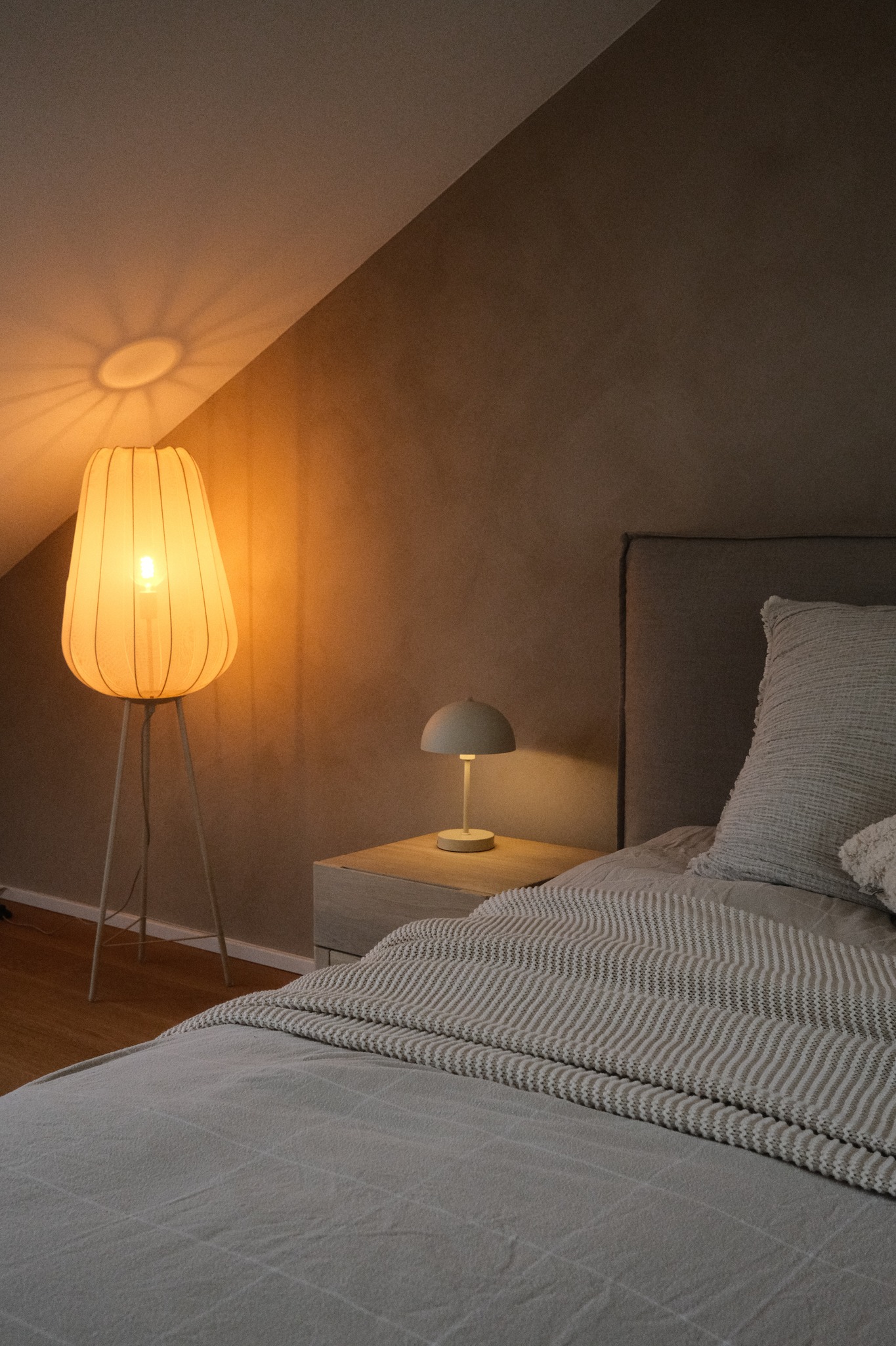Die neuen BUTLERS-Lampen sind da! 💡🆕 Die eigens designte Kollektion Wohnlicht bringt warmes Ambiente in die kalte Jahreszeit. >> Lass dich von den aktuellen Trends und Neuheiten inspirieren: bit.ly/3YX6AvR🤩 🛒: Stehleuchte AMAL