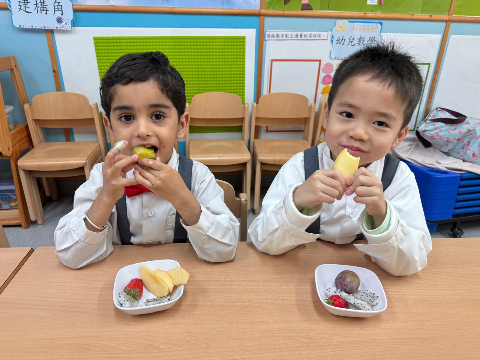 🍎🍌水果日🍉🍊 今天是我們幼稚園的水果日！有各種各樣的水果！ 小朋友們在一起分享水果，不僅品嚐到了美味，還學到了水果的健康好處。💚 希望這樣的 ...