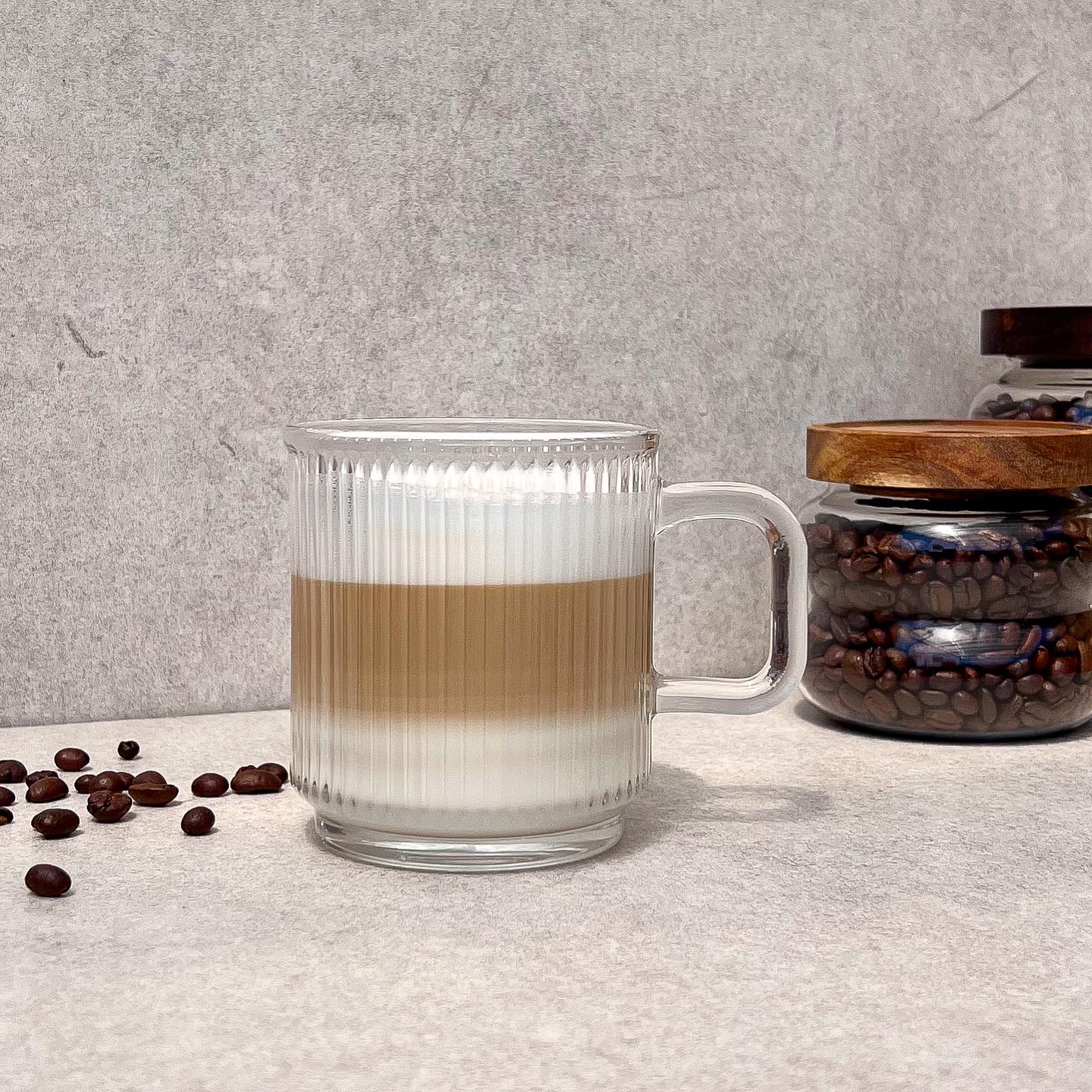 Forte Rillenglas mit Henkel 6er Set Forte Gläser – die perfekte Wahl für Kaffee, Tee und mehr. Stilvolles Design ideal für alle Ihre Lieblingsgetränke ob kalt oder warm! Die tollen Gläser kannst
