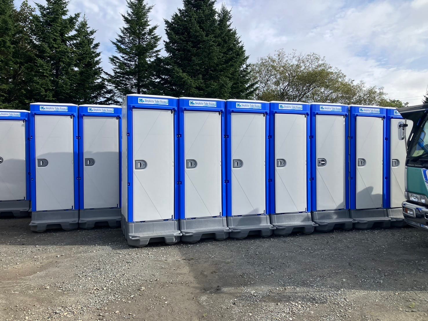 土曜日ですが… 朝から75基の仮設トイレ設置をしました！ グループ会社 