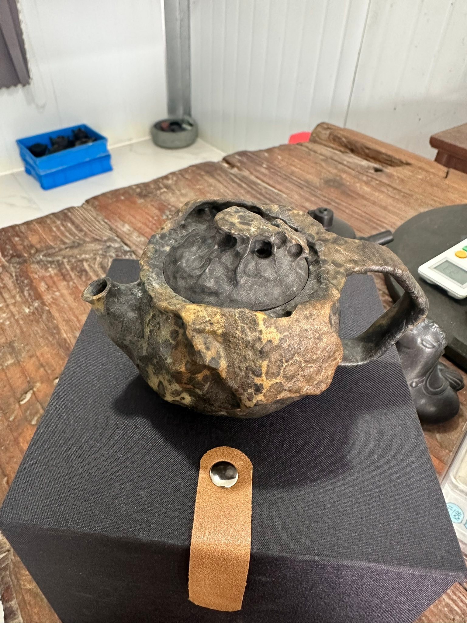 天然氷堆岩石製茶壺 高級工芸品 純手作 整石彫刻 茶器 急須 収蔵品 プレゼント 这把冰碛岩随型壶，是大自然亿万年雕琢的“茶中孤品”—— 原石肌理粗犷又