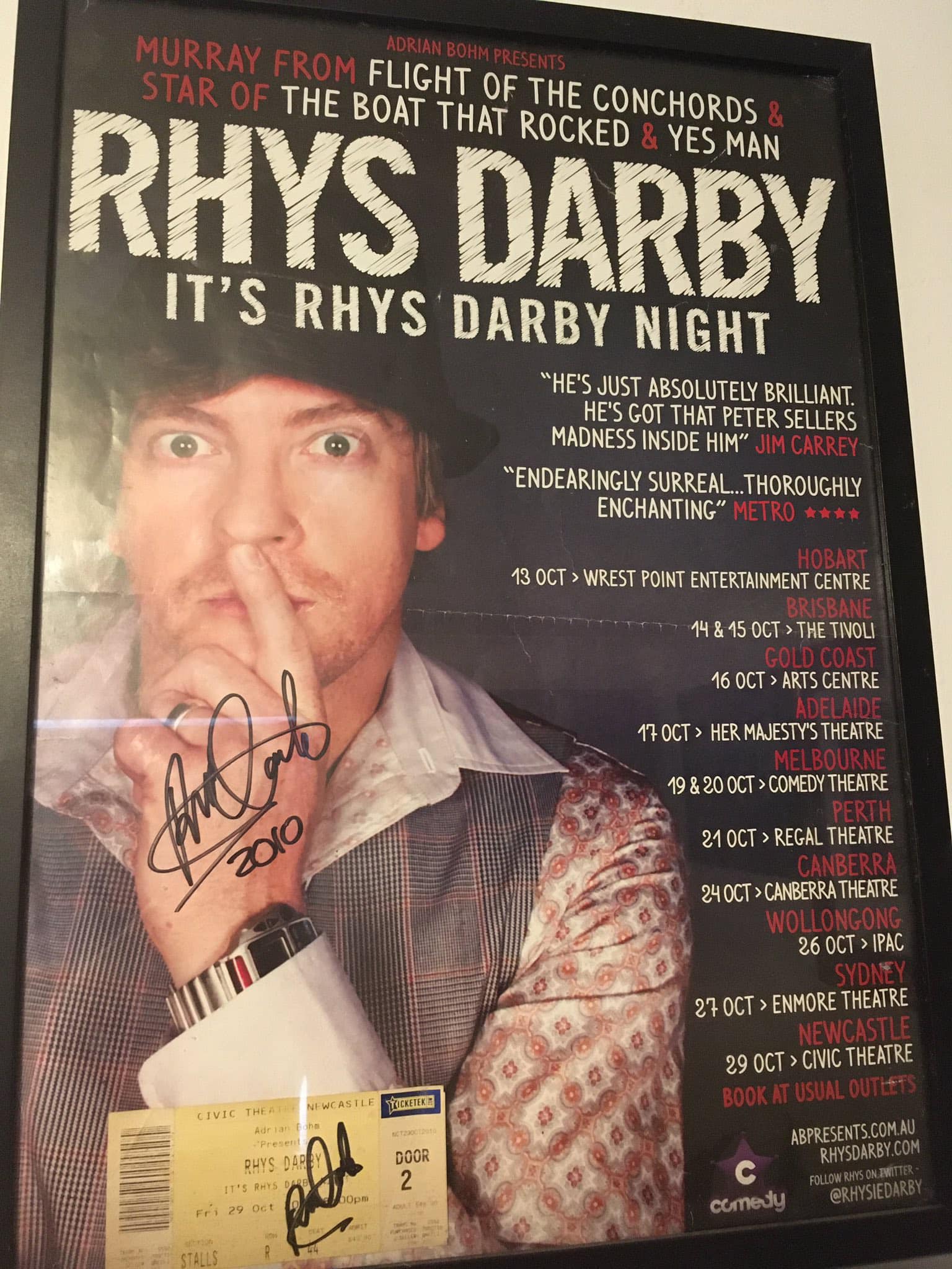 Does Rhys Darby still sign autographs after shows