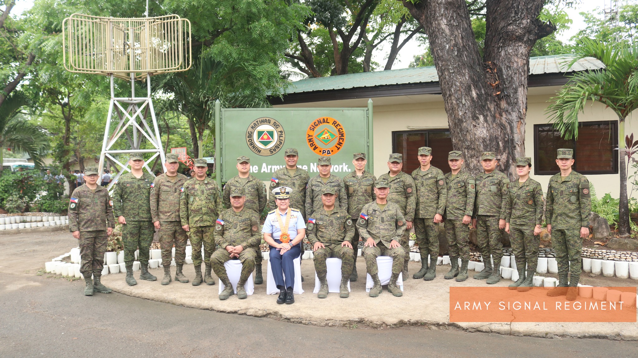 Army Signal Regiment, Philippine Army - A photo opportunity with Commo ...