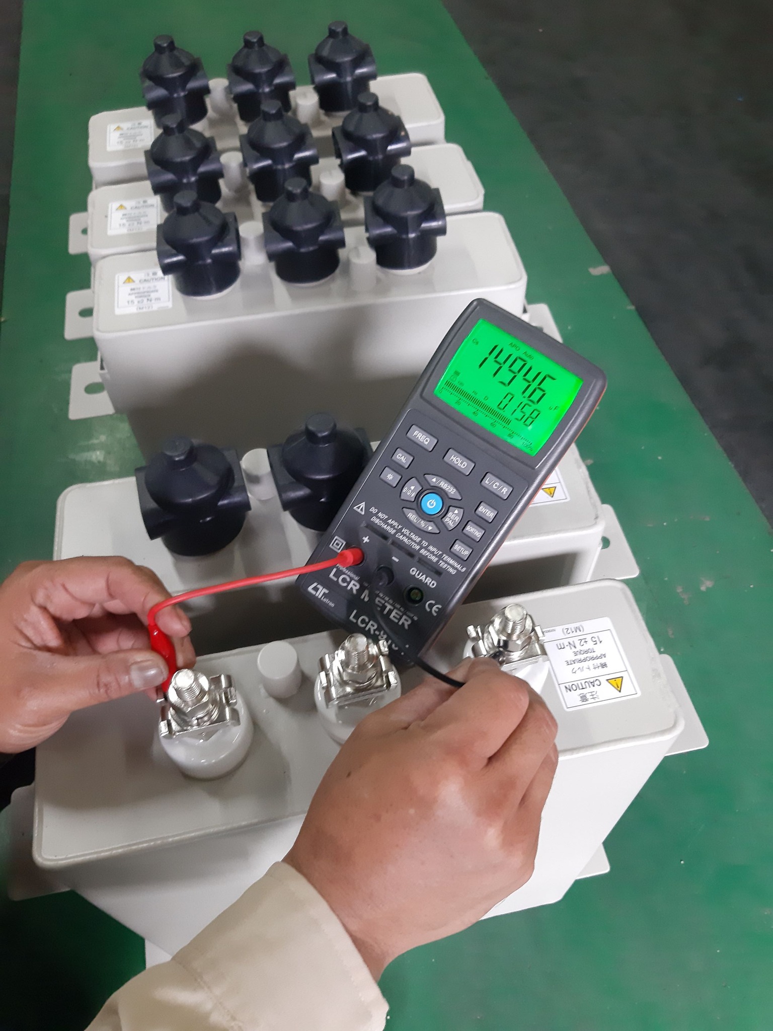 Measuring dielectric constant with HM8118 LCR meter