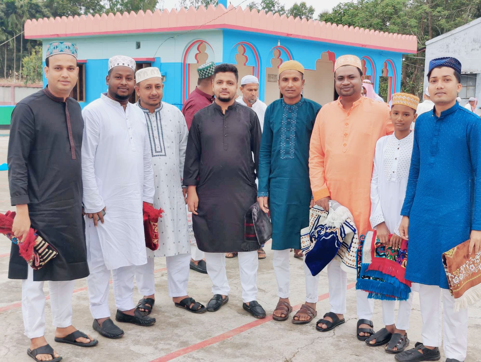 নীল সমুদ্রের তীরে দাঁড়িয়ে বুঝলাম, কক্সবাজার কেবল একটি সৈকত নয়, এটি ...
