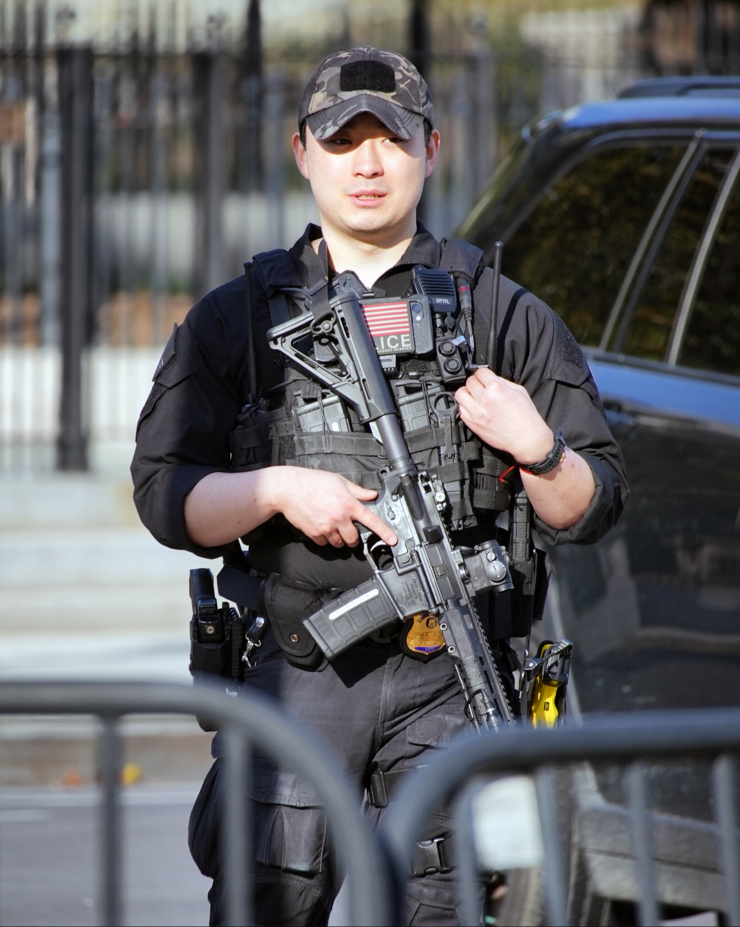 A United States Secret Service Police Officer stands watch outside