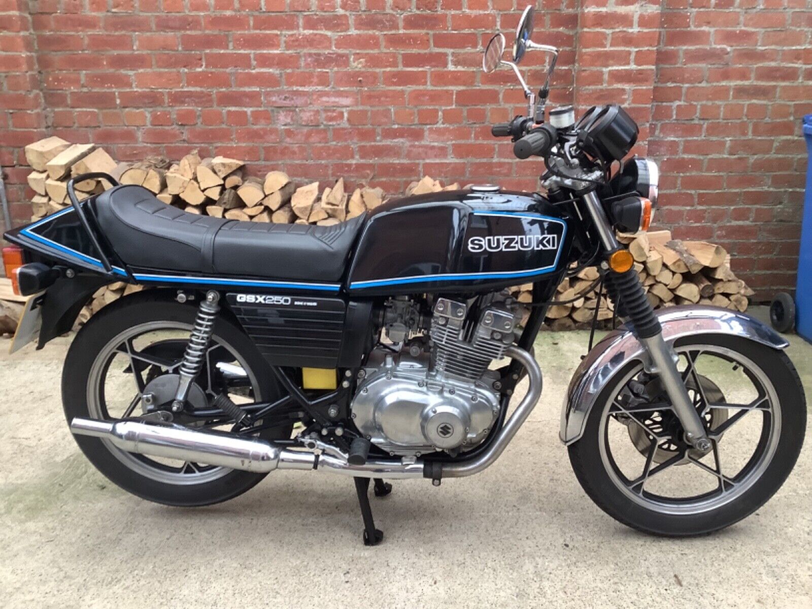 ⚫Suzuki GSX 250E Follow Old School Japanese for more photos of