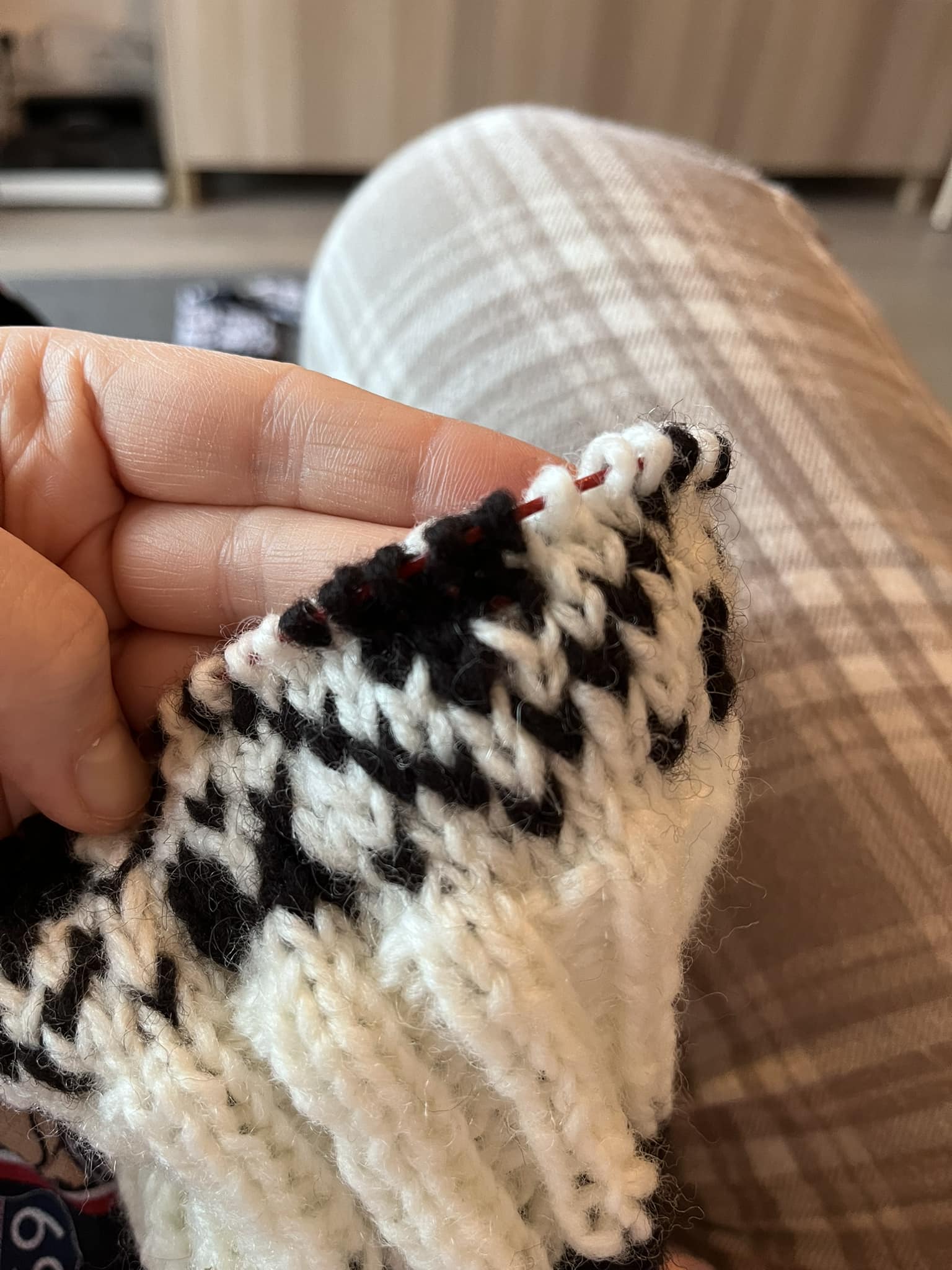 Knitting with black yarn tips?
