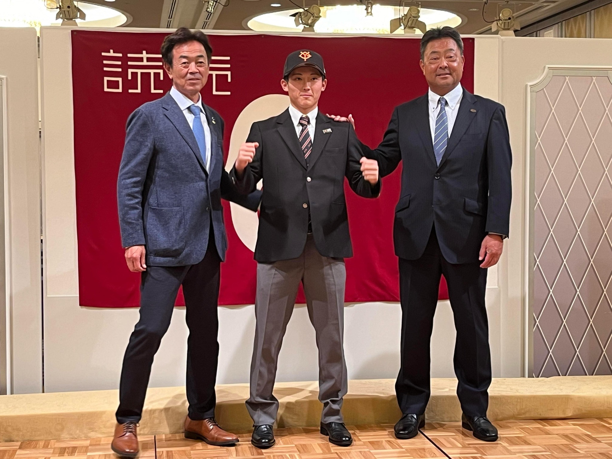 野球 巨人 ジャイアンツ 浦田俊輔選手 サインボール 投げ入れ 投げ込み