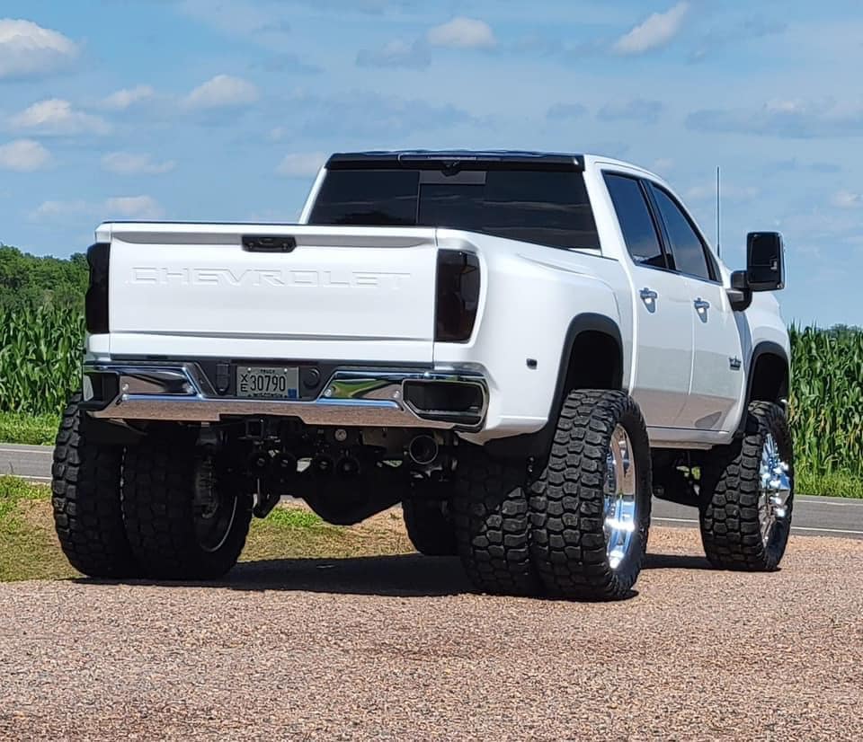 Tow Rigs - Lifted Chevy Dually 👊 | Facebook