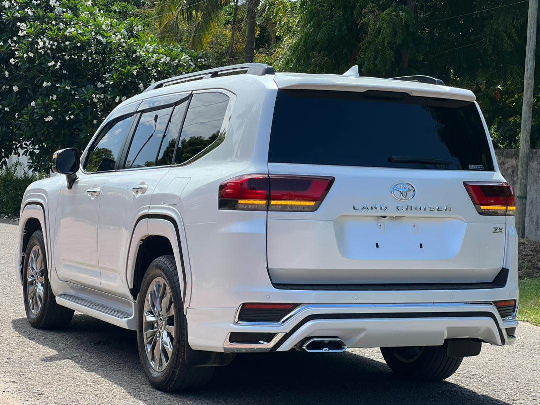 TOYOTA LANDCRUISER LC V8 300 EKX Price 440,000,000/= Million Full