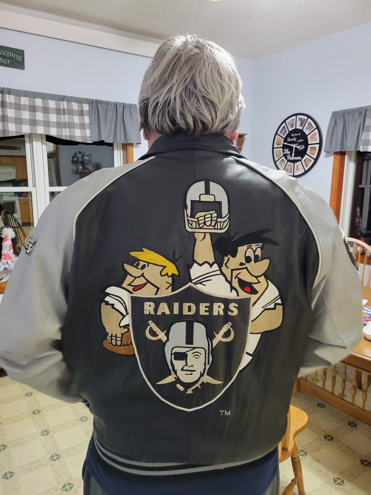 What is the style of this 1983 Raider jacket?