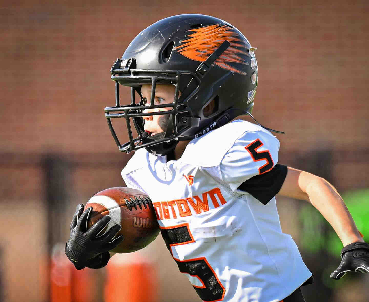 best youth football helmets 2017 Schutt Vengeance A11 Helmet Schutt F7 Air Youth Helmet 207500 The Schutt F7 AiR Youth brings the iconic F7 Pro design to young athletes in an extremely lightweight build Lightest youth football helmets on
