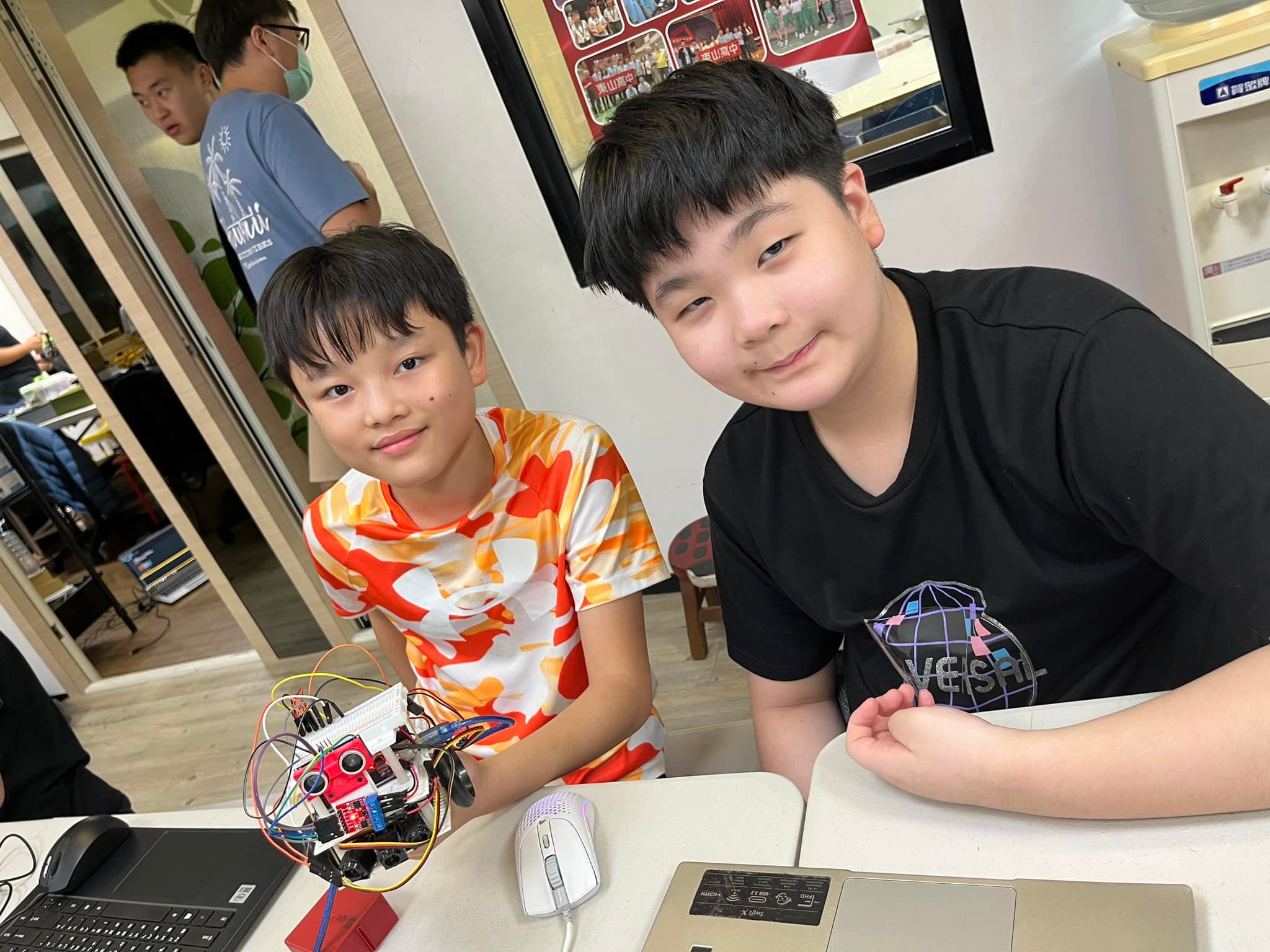 科豆Stem/Steam機器人教育機構 - #足球機器人 #Arduino_C++ 孩子們使用Arduino UNO控制板 配合電子電路和 ...