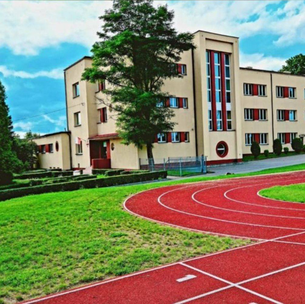 Szkoła Podstawowa z Oddziałami Sportowymi im. Józefa Lompy w Woźnikach ...