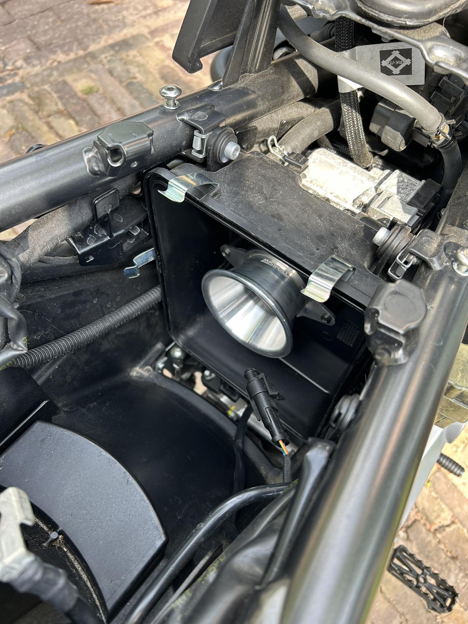 Mistral Velocity Stack and Vtwin booster on Moto Guzzi V85 TT