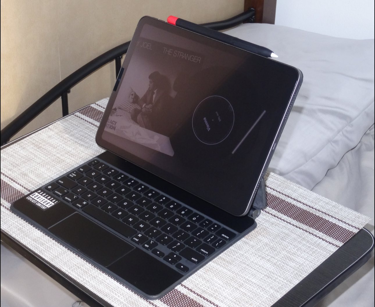 Im trading my ipad air 5th Gen M1 256gb With apple magic keyboard 