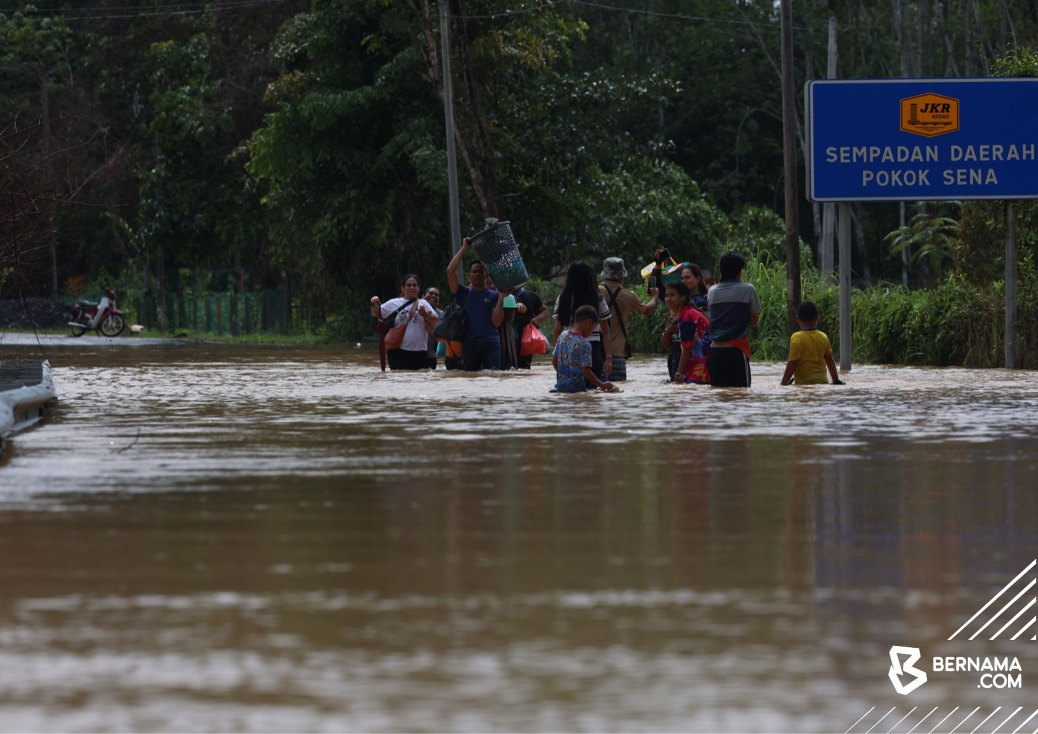 BERNAMA - Beberapa penduduk di Mukim Derang, Pokok Sena, mula berpindah ...