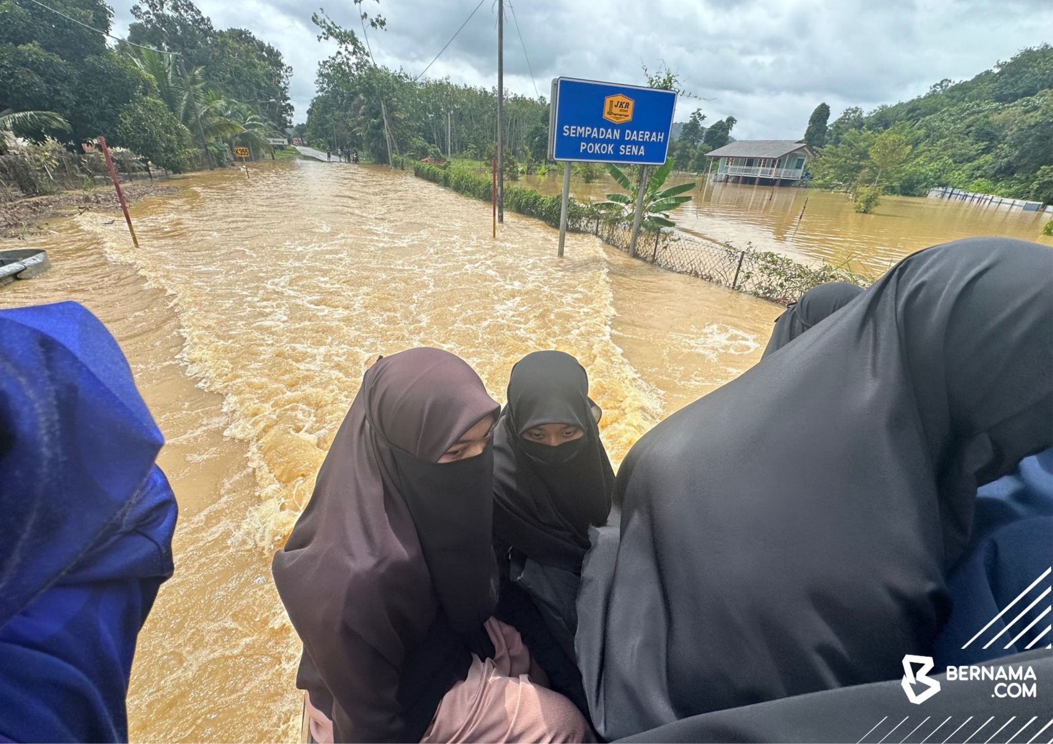 BERNAMA - #Kedah Penduduk di kawasan Derang membawa keluar barang ...