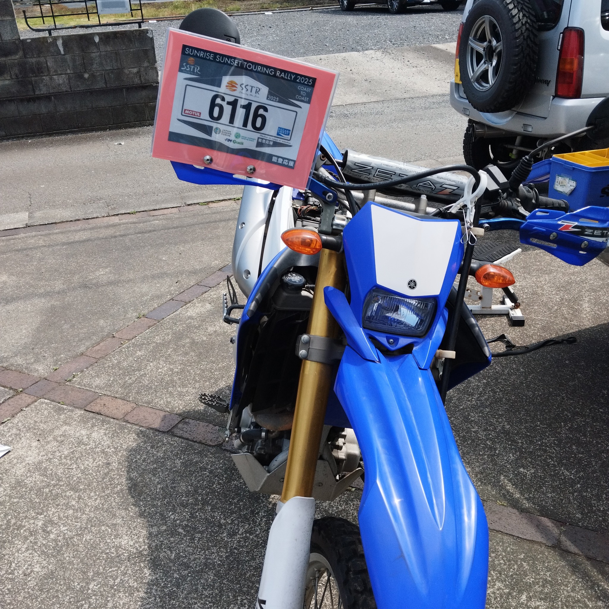 皆さん こんにちわ。 バイクには貼りたくない。 ならばゼッケン 